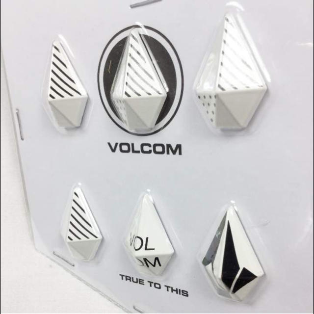 volcom(ボルコム)のSN21 新品 送込◾︎白 ボルコム Stone Studs デッキパッド スポーツ/アウトドアのスノーボード(アクセサリー)の商品写真