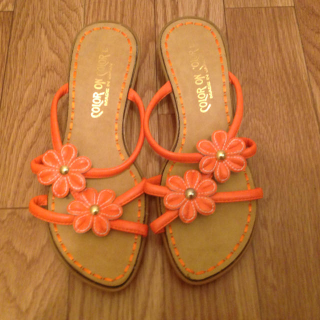 オレンジのお花サンダル レディースの靴/シューズ(サンダル)の商品写真