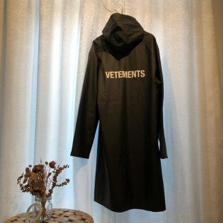 オフホワイト(OFF-WHITE)のVETEMENTS レインコート 状態◎(レインコート)