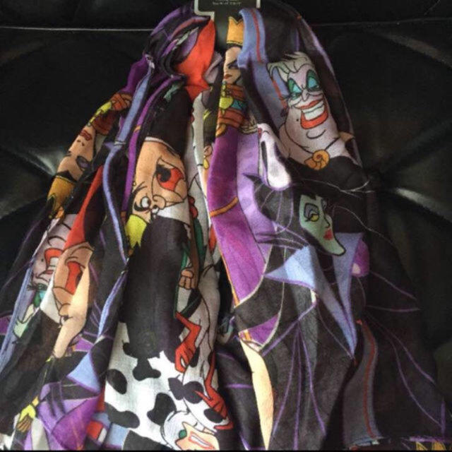 Disney(ディズニー)の日本未発売 ディズニー ヴィランズ スカーフ レディースのファッション小物(バンダナ/スカーフ)の商品写真