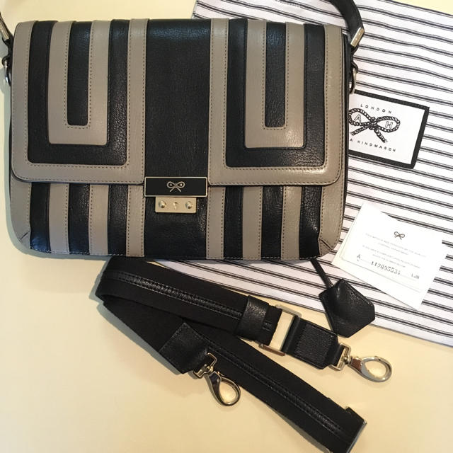 ANYA HINDMARCH レザーショルダーバッグ