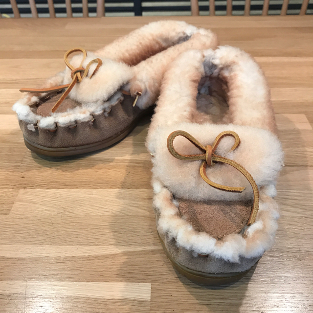 ミネトンカ モカシン ムートン ボア 24cm ベージュ 人気 定番 UGG