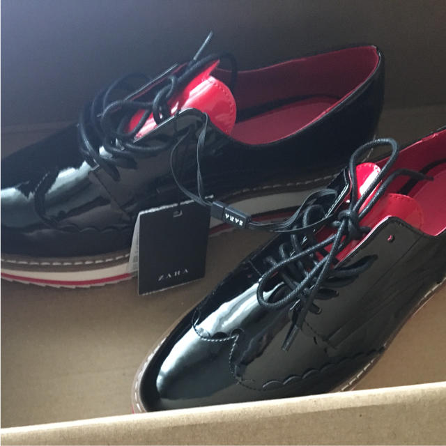 ZARA(ザラ)の1点のみ 完売品 ザラ ダービーシューズ ハート型 黒 赤 コントラスト ブーツ レディースの靴/シューズ(ローファー/革靴)の商品写真