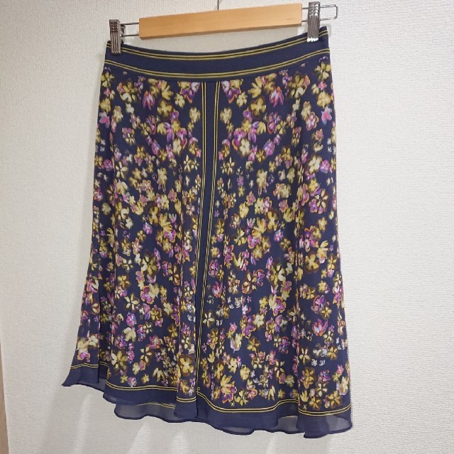 SunaUna(スーナウーナ)のSunaUna★スーナウーナ素敵なプリントスカート40花柄sunaunaネイビー レディースのスカート(ひざ丈スカート)の商品写真