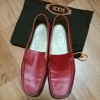 トッズ(TOD'S)のトッズ　ドライビングシューズ　赤　レザー　25㎝?　38ハーフ(ローファー/革靴)