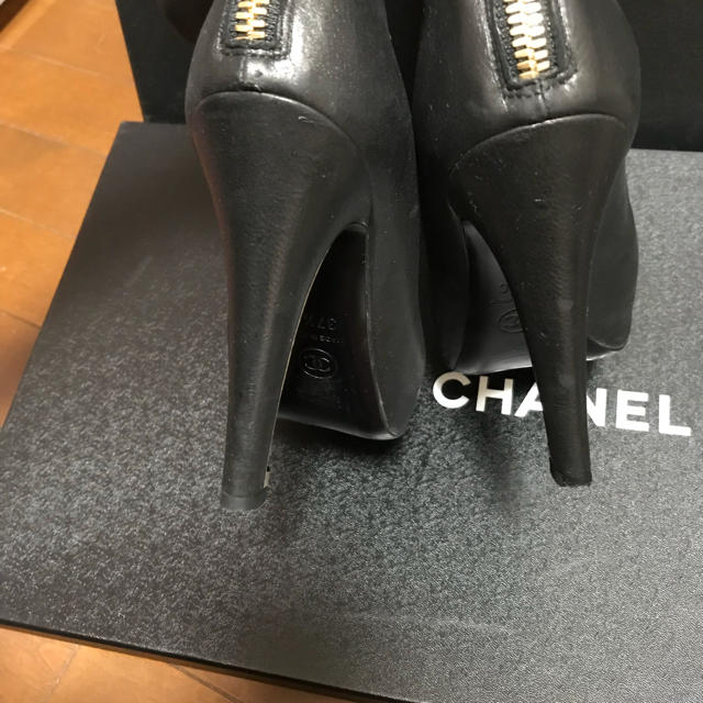 CHANEL(シャネル)の専用シャネル パール ロングブーツ  難あり 訳あり  レディースの靴/シューズ(ブーツ)の商品写真