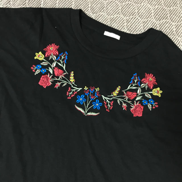 GU(ジーユー)のGU刺繍カットソー レディースのトップス(Tシャツ(半袖/袖なし))の商品写真