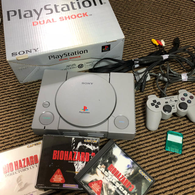 PlayStation(プレイステーション)のPlayStation1  Dual Shock バイオハザードセット エンタメ/ホビーのゲームソフト/ゲーム機本体(家庭用ゲームソフト)の商品写真