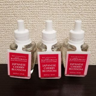 バスアンドボディーワークス(Bath & Body Works)のWallflower リフィル ジャパニーズチェリーブロッサム3個セット(アロマグッズ)