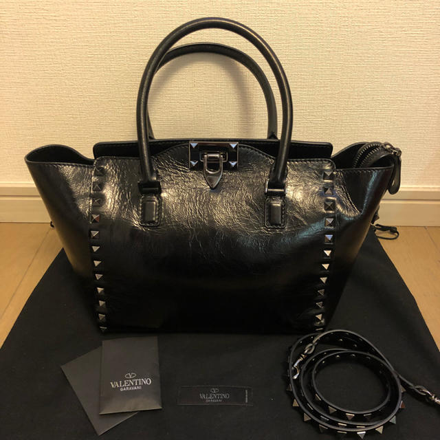 超人気の VALENTINO - VALENTINO ロックスタッズシリーズ ノアール