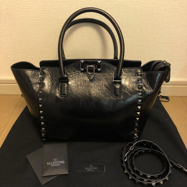 VALENTINO ロックスタッズシリーズ ノアール ハンドバッグ