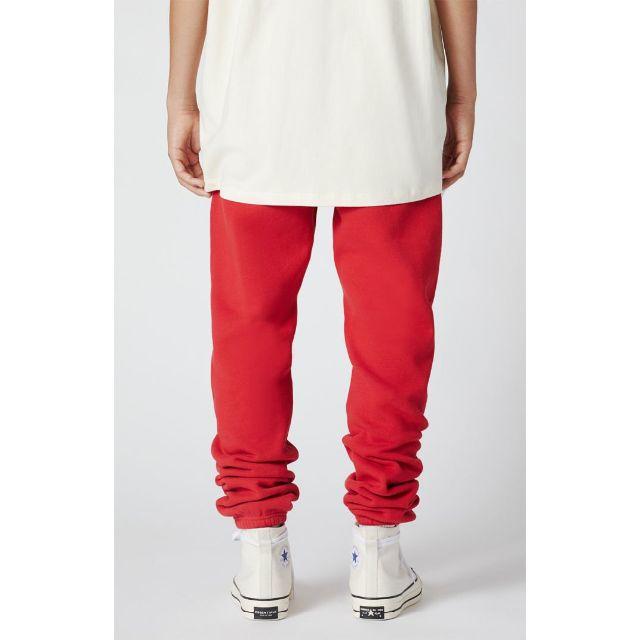 FEAR OF GOD(フィアオブゴッド)の即発送可 FOG ESSENTIALS スウェットパンツMサイズ Red メンズのパンツ(その他)の商品写真