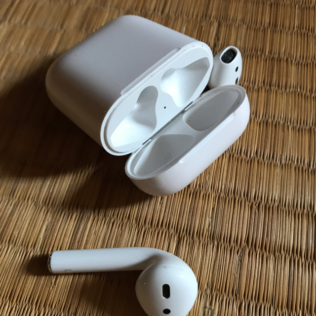 Apple(アップル)のAirPods　中古品　動作確認済み スマホ/家電/カメラのオーディオ機器(ヘッドフォン/イヤフォン)の商品写真