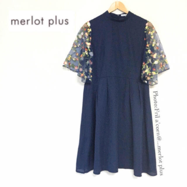 merlot(メルロー)のmerlot plus 花刺繍レース袖ワンピース ＊ネイビー レディースのワンピース(ひざ丈ワンピース)の商品写真