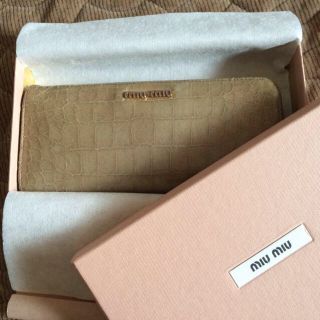 ミュウミュウ(miumiu)のmiumiu クロコエナメル長財布(財布)