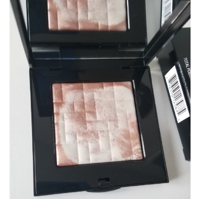 BOBBI BROWN(ボビイブラウン)のBOBBIBROWN ハイライティング パウダー コスメ/美容のベースメイク/化粧品(フェイスカラー)の商品写真