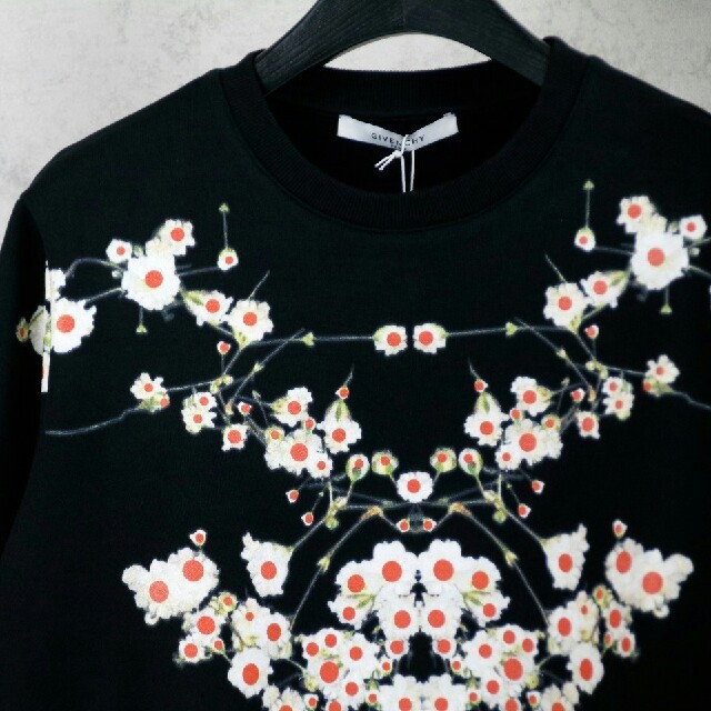 GIVENCHY(ジバンシィ)のGIVENCHY ジバンシィ 桜の花 スウェット パーカー 男女通用のです。 レディースのトップス(パーカー)の商品写真