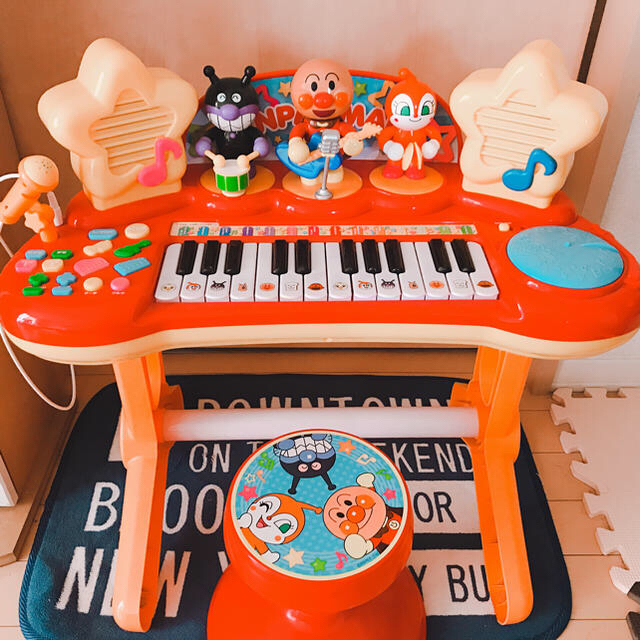 うさぴょん様専用商品アンパンマン キーボード🎼 キッズ/ベビー/マタニティのおもちゃ(楽器のおもちゃ)の商品写真