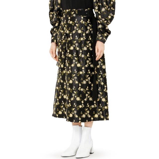 LE CIEL BLEU(ルシェルブルー)の【新品未使用】ルシェルブルー  フラワー刺繍スカート レディースのスカート(ロングスカート)の商品写真
