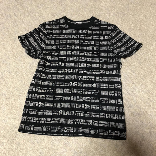 GU(ジーユー)の古着 ブラック全面柄ティーシャツ半袖 サイズS  サイズ表記はS メンズのトップス(Tシャツ/カットソー(半袖/袖なし))の商品写真