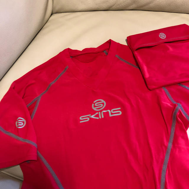 SKINS(スキンズ)の美品 スキンズ 専用収納袋付き コンプレッションシャツ Vネック メンズM スポーツ/アウトドアのトレーニング/エクササイズ(トレーニング用品)の商品写真