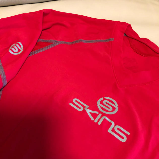 SKINS(スキンズ)の美品 スキンズ 専用収納袋付き コンプレッションシャツ Vネック メンズM スポーツ/アウトドアのトレーニング/エクササイズ(トレーニング用品)の商品写真