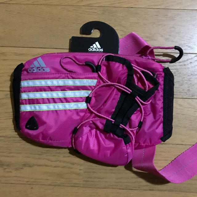 adidas(アディダス)のadidasアディダス    ボトルポーチ   新品未使用   タグ付き レディースのバッグ(ボディバッグ/ウエストポーチ)の商品写真