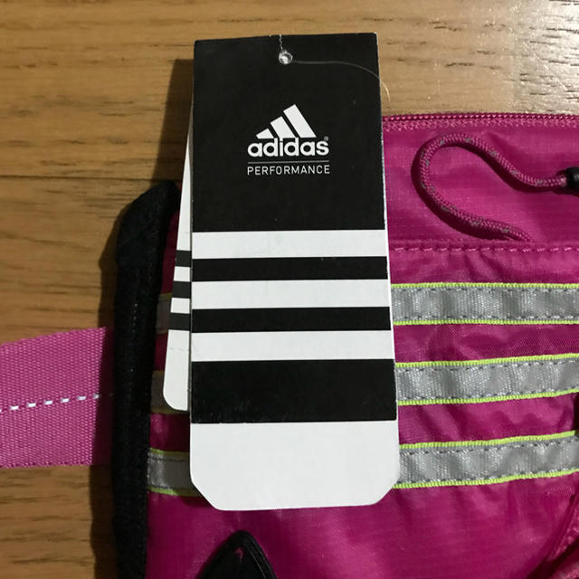 adidas(アディダス)のadidasアディダス    ボトルポーチ   新品未使用   タグ付き レディースのバッグ(ボディバッグ/ウエストポーチ)の商品写真