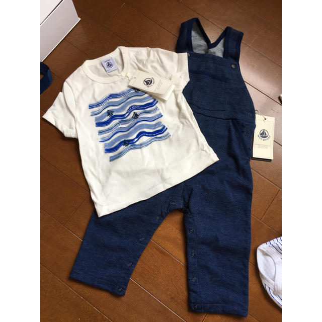 PETIT BATEAU(プチバトー)の新品 贈答品にもなる! プチバトー 1歳頃に着れる 男児 洋服セット キッズ/ベビー/マタニティのベビー服(~85cm)(ロンパース)の商品写真