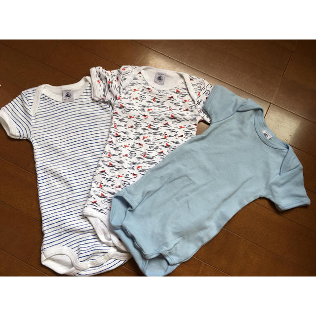 PETIT BATEAU(プチバトー)の新品 贈答品にもなる! プチバトー 1歳頃に着れる 男児 洋服セット キッズ/ベビー/マタニティのベビー服(~85cm)(ロンパース)の商品写真