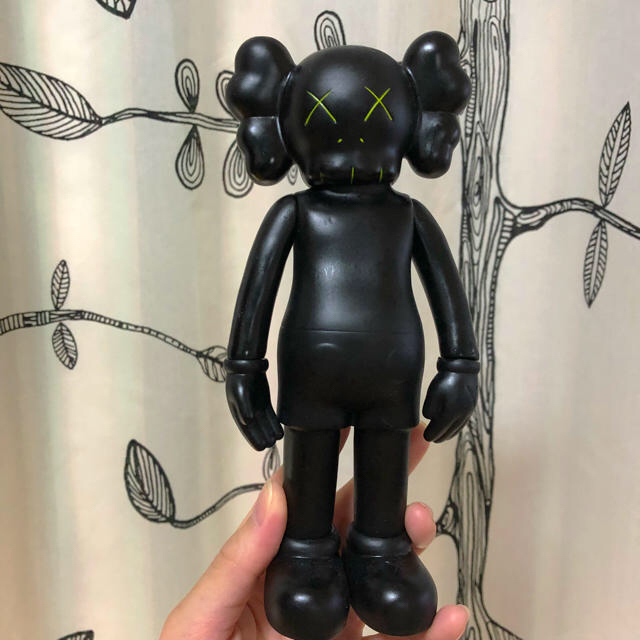 MEDICOM TOY - KAWS フィギュア 黒の通販 by erika's shop|メディコムトイならラクマ