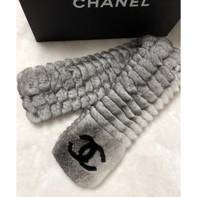 CHANEL(シャネル)の【シャネル】オリラグ ファーマフラー グレーホワイト レディースのファッション小物(マフラー/ショール)の商品写真