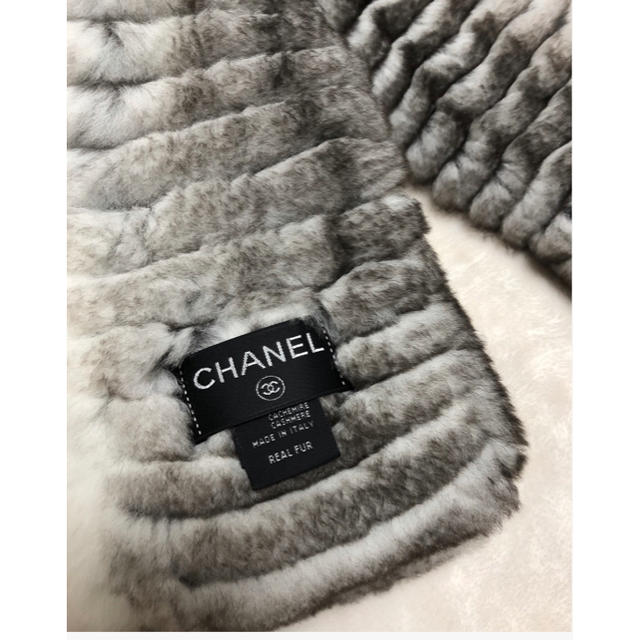 CHANEL(シャネル)の【シャネル】オリラグ ファーマフラー グレーホワイト レディースのファッション小物(マフラー/ショール)の商品写真