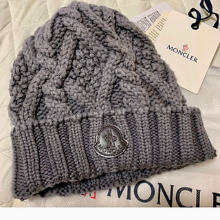 モンクレール(MONCLER)のmoncler ニット帽 グレー 美品(ニット帽/ビーニー)