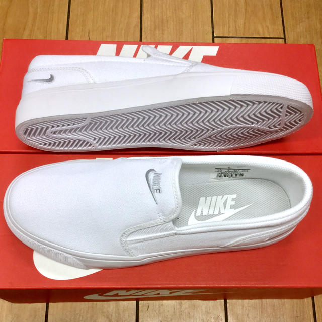 NIKE(ナイキ)の【新品】NIKE W's TOKI SLIP 724770-100 26.0cm メンズの靴/シューズ(スニーカー)の商品写真