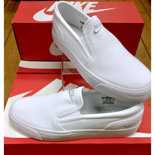 NIKE(ナイキ)の【新品】NIKE W's TOKI SLIP 724770-100 26.0cm メンズの靴/シューズ(スニーカー)の商品写真