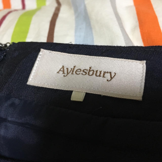 Aylesbury(アリスバーリー)のアリスバーリー  素敵なタックデザインスカート  9号  紺色  日本製 レディースのスカート(ひざ丈スカート)の商品写真