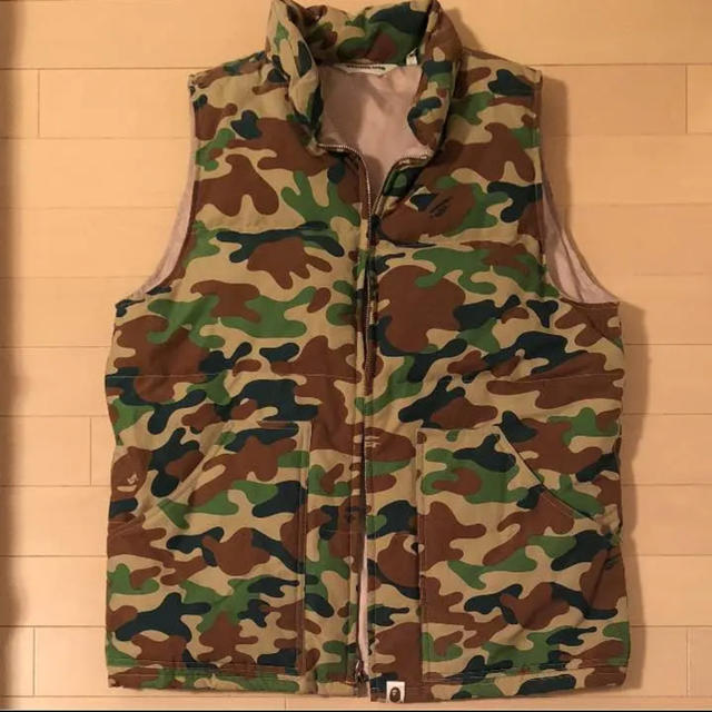 A BATHING APE(アベイシングエイプ)のAPE カモ柄ダウンベスト メンズのジャケット/アウター(ダウンベスト)の商品写真