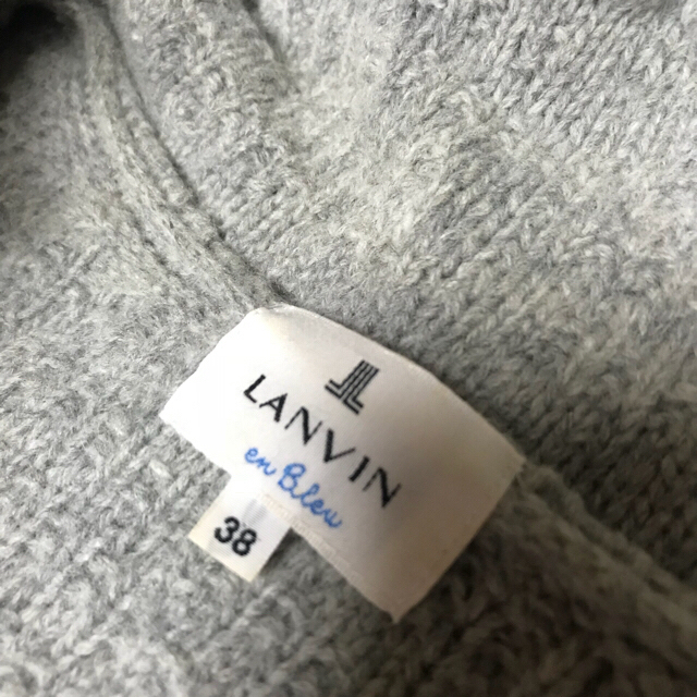 LANVIN en Bleu(ランバンオンブルー)のLANVIN en Bleu ファーフード付きニットポンチョ【値下げしました】 レディースのジャケット/アウター(ニットコート)の商品写真