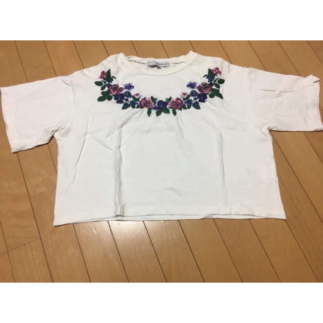 WEGO(ウィゴー)のWEGO ショート丈 花柄 刺繍 Tシャツ レディースのトップス(Tシャツ(半袖/袖なし))の商品写真