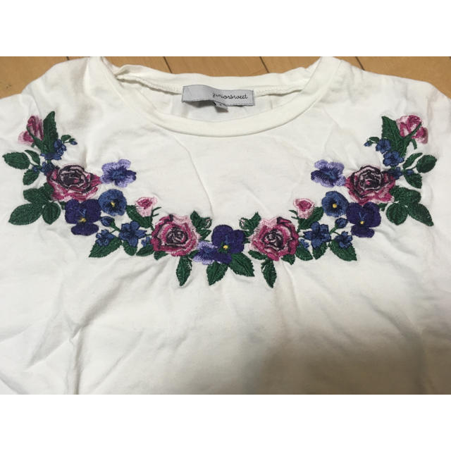 WEGO(ウィゴー)のWEGO ショート丈 花柄 刺繍 Tシャツ レディースのトップス(Tシャツ(半袖/袖なし))の商品写真