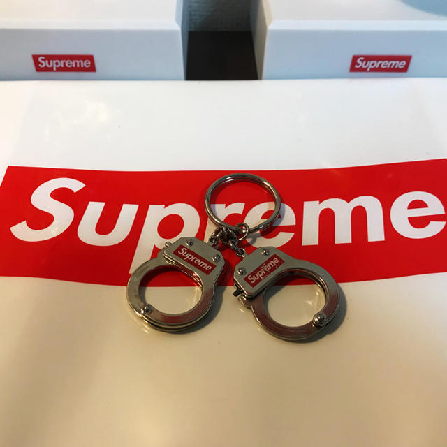 Supreme(シュプリーム)のSupreme Handcuffs Keychain メンズのファッション小物(その他)の商品写真