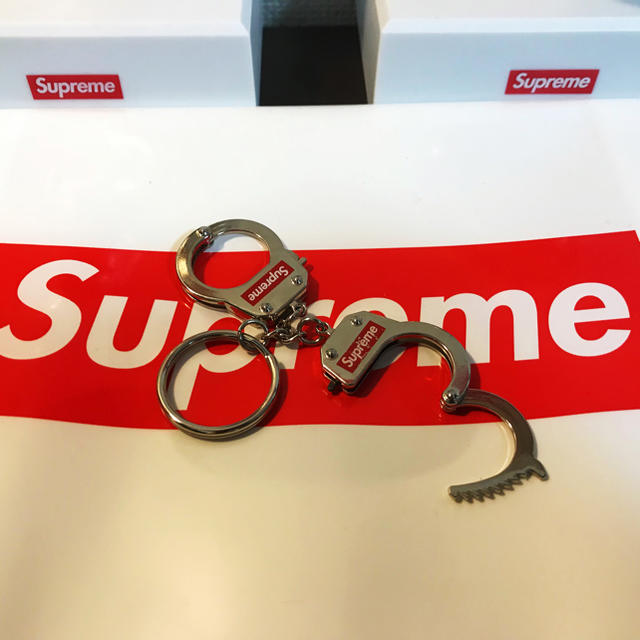 Supreme(シュプリーム)のSupreme Handcuffs Keychain メンズのファッション小物(その他)の商品写真