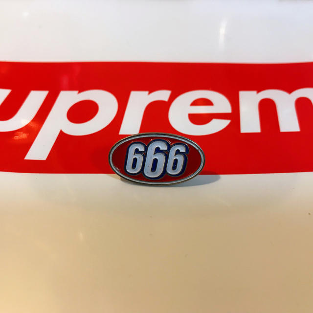 Supreme(シュプリーム)のSupreme シュプリーム  666 ピンバッチ メンズのファッション小物(キーホルダー)の商品写真