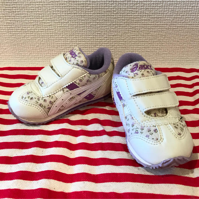 asics(アシックス)の値下げ↓↓asics☆花柄パープルスニーカー キッズ/ベビー/マタニティのベビー靴/シューズ(~14cm)(スニーカー)の商品写真