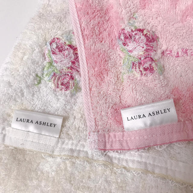 LAURA ASHLEY(ローラアシュレイ)のローラアシュレイ刺繍フェイスタオル2枚セットレース付きピンクアイボリー姫薔薇 インテリア/住まい/日用品の日用品/生活雑貨/旅行(タオル/バス用品)の商品写真