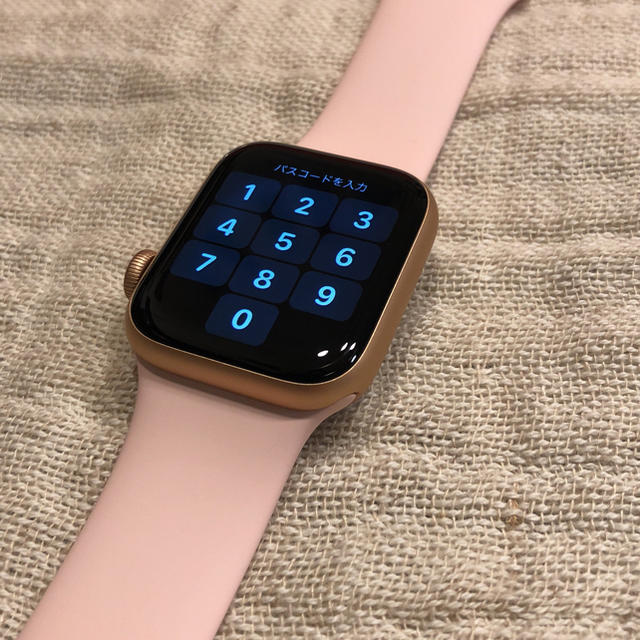 Apple Watch(アップルウォッチ)のアップルウォッチ series4 アルミゴールドGPSモデル レディースのファッション小物(腕時計)の商品写真