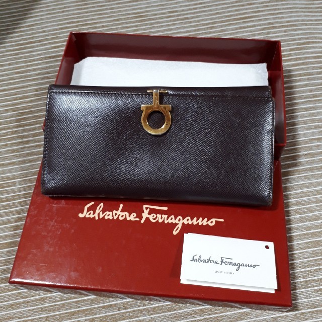 フェラガモFerragamo　ガンチーノ　長財布