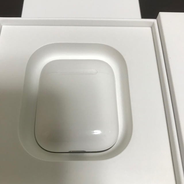 Apple(アップル)のApple Airpods スマホ/家電/カメラのオーディオ機器(ヘッドフォン/イヤフォン)の商品写真