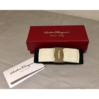 サルヴァトーレフェラガモ(Salvatore Ferragamo)の(10月5日まで) 新品未使用 フェラガモ  ヴァラ ホワイト ブラック(バレッタ/ヘアクリップ)